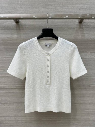 独家首发 高端原单品质 Coco女孩穿搭 25春夏系列新品 定制轻纱半开扣设计圆领短袖针织上衣 高级黑白纯色设计 进口纯棉纱线质感干爽透气 减龄连帽设计修身版型
