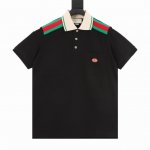 Gucci 古驰 24Ss 肩膀红绿织带polo短袖 这款时尚polo衫采用绿色重磅针织棉匠心制作，精心点缀红蓝条纹织带和复古风格Gg刺绣贴饰。 胸口口袋带有复