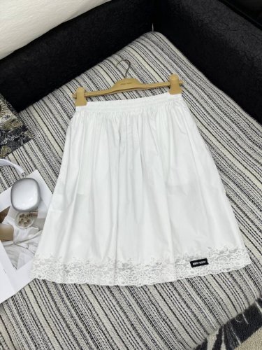 爆款现货 原单高品质 Miu Mi*｜25新款蕾丝花边拼接半裙 颜色百搭高级 定制版型包容性好 尽显高级随意感 视觉盛宴 四季必入的百搭单品 订制面料，休闲范儿