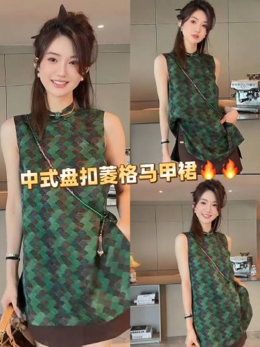 无敌爆款 高级中式斜襟独特菱格盘扣马甲裙 中式立领为亮点 尽显传统韵味 衣身布满几何图案 营造出独特的视觉层次 简约而不失格调 古典与时尚完美融合 Smlxl