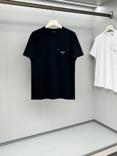 pra25Ss春夏新款平纹针织棉布基础圆领短Tee，男女同款三角标假口袋休闲套头短袖T恤衫！贸易公司渠道稀出，领先官网发售！P家新款T恤以其精湛的面料、巧妙的设