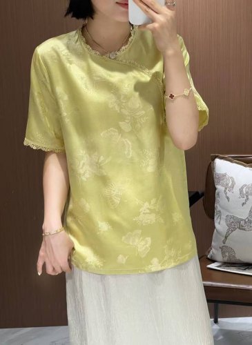 大爆款翻单出货 精致洋气桑蚕丝金线丝玫瑰蝴蝶拼雷丝上衣 面料:60%桑蚕丝 10%金线丝 30%人丝 颜色:杏白色 黄色 紫色 尺码:S-Xl
