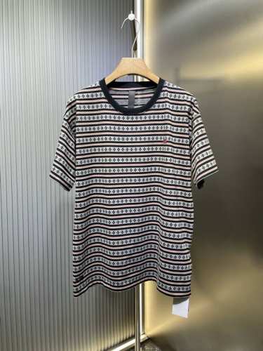 170 Chrome Hearts 条纹满印短袖工艺说明：定制色织面料千米起订 成本昂贵绣花采用进口绣花机，整体走线平直细腻，面料舒适柔软，颜色一致无色差 能与