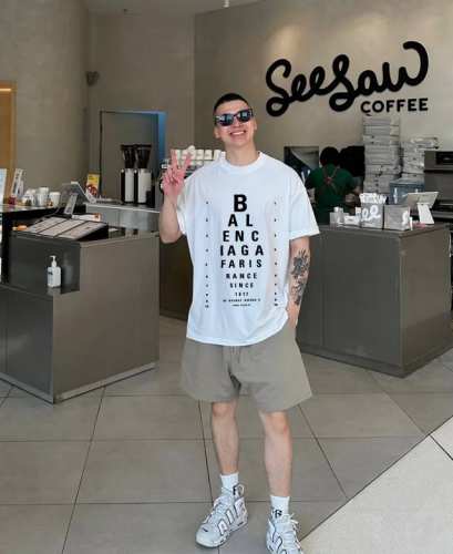 balenciag*巴黎世*25S新款T恤.男女同款推荐！高克重300G纯棉面料，柔软舒适.透气吸汗.上身舒适.轻松驾驭......胸前采用5D热胶浮雕印烫，色