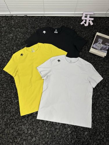 迪桑特Descente户外运动休闲纯色简约时尚百搭立体橡胶品牌Logo纯色印圆领套头休闲透气速干短袖T恤 男女同款 想要一件能轻松切换运动场与街头的T恤？迪桑特