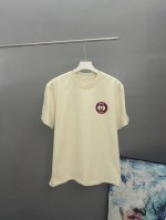gucci古奇 刺绣款 2025春夏经典圆领短袖T恤采用280克双纱精棉，衣服偏厚使整体高透气和柔软性，高版本，三标齐全！男女同款 颜色：白色 黑色 灰色 杏色