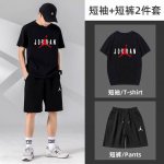 jordan乔丹新款短袖短裤运动套装！百搭不挑人！ 本款T恤采用纯棉面料！吸汗透气，贴身柔软！ 腰部松紧带抽绳，拉链口袋，运动時候可以放手机钥匙，非常方便！ 上