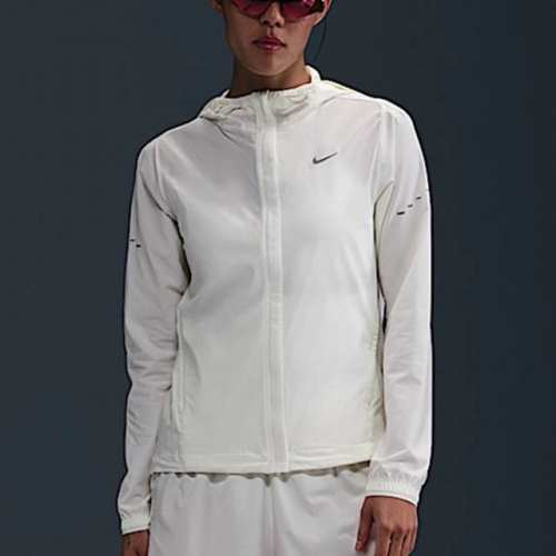 新款上新 Nike 柜子同款耐克女款连帽风衣夹克外套,经典小钩子印花Logo，简约不张扬,低调却很有自我格调！！完美复刻，国人醉适合的版型裁剪，上身版型绝逼好看