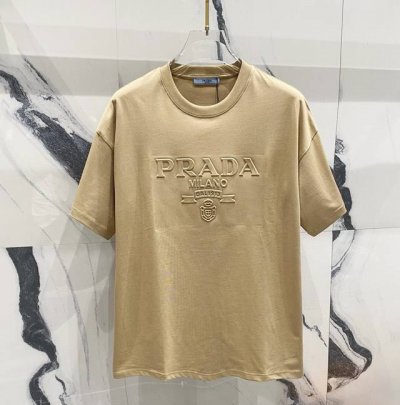 高品质 Prada 普拉达3D暗纹压花立体浮雕T桖， 25Ss春夏新品，官网同款，P家一直不仅注重外表还着重打造内涵，期许着要用服饰来打造的优雅风，固守本质，普