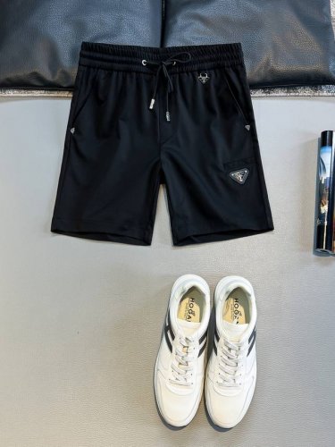 pr2025春夏最新款短裤，顶级品质，定制面料时尚感十足，后兜Logo凸显品牌简约大方得体，搭配休闲简单时尚潮流可以，十分百搭 码数：M-3Xl