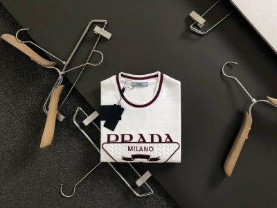 prad*微宽版型M-Xxxl 25春夏顶级重共红色刺绣融合顶级贴布工艺重磅潮流短袖，精致工艺专柜面料，顶级元素融合打造，经典短袖3标齐全，潮男时尚，无论是上身