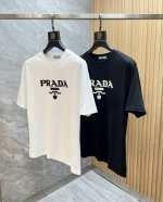 prada 普拉达 2025年春夏新品上新 三标齐全 丝光棉圆领短袖T恤 好货不用过多介绍 看细节 专柜码数：M-Xxxl 175 140建议L