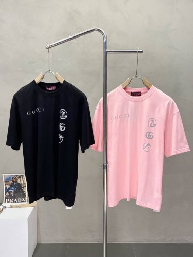 gucci古驰独家专供新款男士休闲短袖 高端定制 高端版本 时尚百搭爆款进口面料 手感超柔软细腻 穿着亲肤舒适 高端精品 代工厂P精细做工 上身非常赞 男士必备