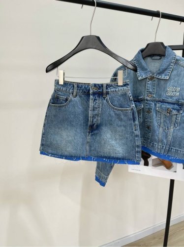 M蓝边拼接A字牛仔半裙 ，面料：牛仔棉 颜色：牛仔蓝 Miu*2025新品上架 定制斜纹棉牛仔面料 透气性佳 柔软亲肤 翻领外套剪裁 多重酵素水洗工艺处理 还原