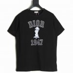 dior 迪奥 棉质竹节平纹针织面料 Bobby 刺绣T恤 这款T恤是二零二四夏季男装系列新品，以Dior先生的宠物Bob By 装饰，多年来Bobby 的名字