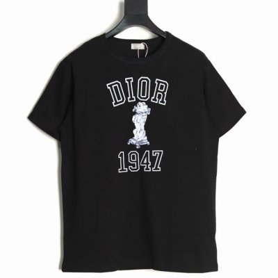 dior 迪奥 棉质竹节平纹针织面料 Bobby 刺绣T恤 这款T恤是二零二四夏季男装系列新品，以Dior先生的宠物Bob By 装饰，多年来Bobby 的名字