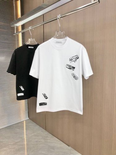 Dior 迪奥 2025春夏新款 圆领短袖 字母Logo插针绣花工艺 采用高克重320克双纱精梳棉面料 微宽松版型 面料手感柔软厚实 男女同款 码数：Smlxl