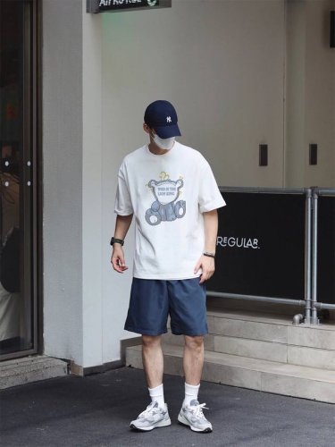 上新 Tnf 北面经典Logo与镂空元素融合 简单 个性 品牌辨识度高 基础调的圆领款 保留全棉的舒适度 同时单股丝光让布面更加细腻耐穿 后期的处理让整件成衣零