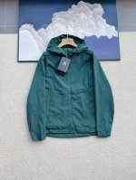 kailas凯乐石轻薄风衣！防晒防泼水，汗无痕户外运动登山徒步外套！男女同款！ 颜色： 浅云灰，碧石绿，棕榈榄绿 尺码：M- Xxl 专为夏季进行徒步设计的轻薄