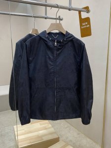 主推 Lv25Ss新款提花图案夹克，这款防风夹克为科技面料铺陈Monogram City Walk提花图案，展现传统茹伊印花与摩登都市遛狗场景的趣味相融，巧妙点