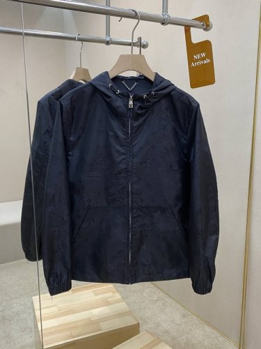 主推 Lv25Ss新款提花图案夹克，这款防风夹克为科技面料铺陈Monogram City Walk提花图案，展现传统茹伊印花与摩登都市遛狗场景的趣味相融，巧妙点