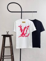 款号Xb60 lv新款胸前字母后背Logo印花圆领短袖 黑白双色 情侣同款 全套包装 三标齐全 区别市场通货 随意对比 纯棉280克高克重32支双纱 不起球 不