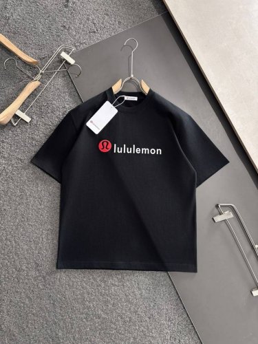 Lulu 2025Ss春夏最新款圆领时尚短袖T恤，官网同步，专柜纯棉面料！植绒贴肤舒适，耐看又好穿，经典简约Logo设计，原厂工艺一丝不苟，型男必备单品 码数S