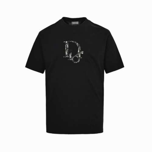 Dior 迪奥 老花贴布刺绣短袖 这款 T 恤来自 Dior By Erl 尊享联名系列。 采用黑色棉质竹节平纹针织面料精心制作， 胸前饰以老花小蜜蜂刺绣贴饰