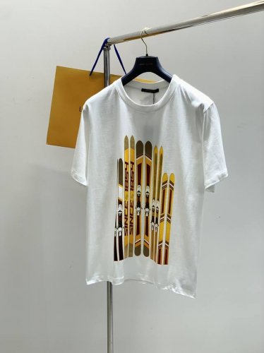 louisvuitton 路易威登，2025夏季最新款，专柜同步有售，原单狠货，时尚休闲圆领短袖T恤，上身很有特点！吸睛而有亮点，进口原版面料，顶级印花工艺字母
