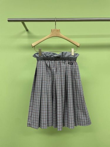miumiu2025春夏新款格纹半裙，清新A字百褶裙，展现灵动与优雅，选用100梭织棉，质感柔韧细腻，干爽舒适有型，简洁基础A字百褶裙型，腰部撞色弹力腰头，腰下