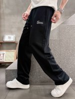 gu# 2025 铜氨丝莫代尔空气层春夏休闲裤子 美学的焕新诠释,演绎浓郁的格调型时尚风范,细节感和设计感强悍.经典品牌标识做为色彩搭配,演绎经典的品牌时尚,为