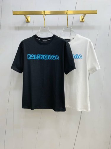 巴黎世家2025夏季新款短袖T恤，个性艺术系列全网独家首发 百搭款细节处理完美纯棉面料十分精致 原版面料 网红明星同款高版本 高品质手感非常舒服 时尚又个性 超