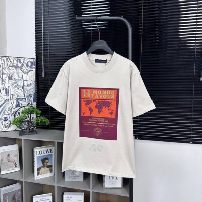louis Vuitton 款号：L820#路易威登世界地图数码烫钻短袖 面料- 采用320克双股精梳棉面料.索罗纳螺纹订织订染国标一级面料 工艺：采用美国上市