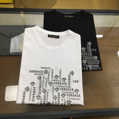 Versac... 2025新品休闲圆领短袖T恤，外贸公司贸易订单，重磅推荐，品牌原产 品相完美一流！工艺设计感超强的一款单品，将时装美学发挥到极致，相当有意境