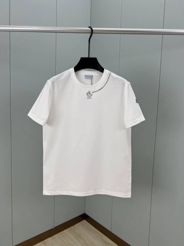 moncler 25春夏男士领边字母经纬坐标印花标识短袖T恤，Zg同款，袖口边饰有经典毡艺刺绣章仔徽标设计，演绎品牌辨识度，极简风格设计中透露出高级百搭的气质，