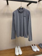 p280 Miumiu 条纹Polo长袖 定制奢华60支双股高密条纹料，胸前口袋饰以品牌标志作点睛之笔，人体学立体裁剪。 砂轮打磨技术，处理衣物领口边缘的精细工