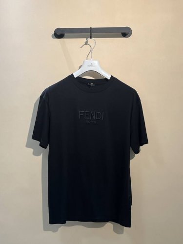 fendi芬迪 2025官方春夏新款 男士圆领短袖衫，胸口精致刺绣Logo，高端主线系列，进口液氨棉面料，面料属性皆为上乘，缔造出独一无二的面料类型。质感一流，