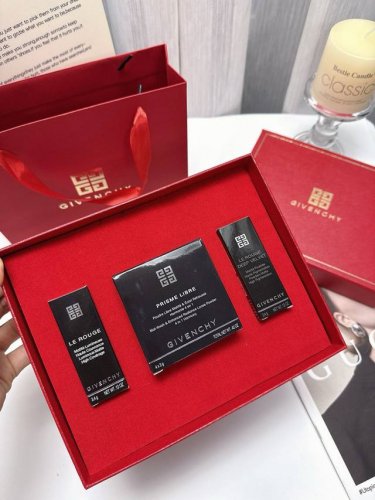 纪梵希九宫格散粉三件套 配手提袋 纪梵希丝绒口红散粉3件套无手提袋纪梵希的丝绒外壳太太太美了 超有质感 冲包装 都要入手 内含红丝绒口红N37333是最经典超级