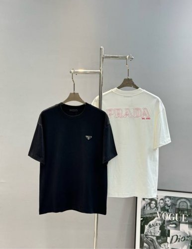 prad*普拉-达25S新款T恤.男女同款！后背设计字母图形刺绣工艺.撞粉色搭配十分减龄.胸口处精致三角铁标.经典品牌字母直击主题.高级时尚.打造出Logo视觉