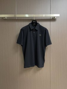 prada 双面手缝五金标短袖polo 面料采用40支双面丝光棉棉 该款面料采用长纱精棉定织成而 双股缠绕织法使上身版型更为高端 克重为 克 皮标电镀五金手缝标