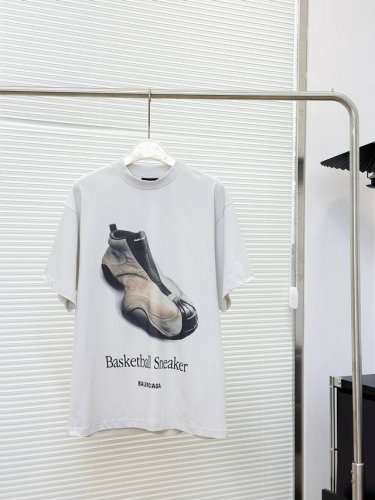 balenciaga巴黎世家25夏季新品Basketball Sneaker 印花球鞋短袖T恤 25Ss Basketball Sneaker 的印花Tee采用