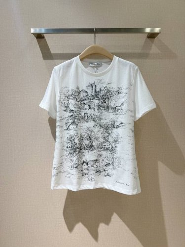 Dior *2025新款强烈推荐 这款T 恤以优雅Dior*美学为灵感、 采用白色棉质和亚麻混纺平纹针织面料精心制作，饰以大面积素描手法，城市建筑城镇风景为设计
