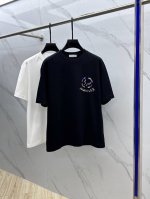 Moncler*蒙口 2025Fw春夏新品圆领打底外穿T恤，立体感Logo微廓形半袖纯棉打底，手感面糯有骨感，柔而有韧性。工艺处理，韧性和抗皱性能得到大幅度提高
