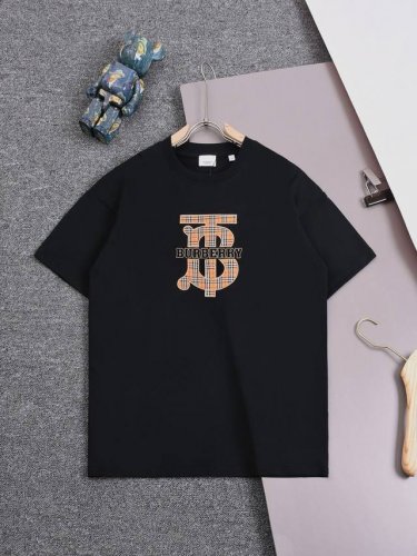 高品质 Burberry 巴宝莉Tb贴布字母刺绣新款T桖！ 25Ss春夏新品，B家标识醒目贴布，百灵达万针刺绣， 采用32支260克双纱纯棉原版面料，磨毛处理更
