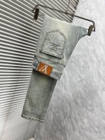 lv原单牛仔裤 2025新品，原版牛仔裤 原版重工打造，品牌经典Logo设计，原版五金辅料。专柜定制牛仔面料，完全对版专柜，欢迎专柜试穿后再购买，好货不怕比。码