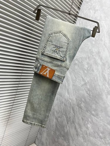 lv原单牛仔裤 2025新品，原版牛仔裤 原版重工打造，品牌经典Logo设计，原版五金辅料。专柜定制牛仔面料，完全对版专柜，欢迎专柜试穿后再购买，好货不怕比。码