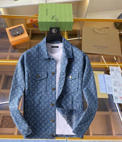 路易威登Lv 春季新款休闲夹克外套，最新时尚休闲拉链夹克，时尚连帽夹克外套基础常规的连帽夹克版型裁剪，上身百搭简约不挑人，轻松应对各种场合与环境，属于日常通勤必