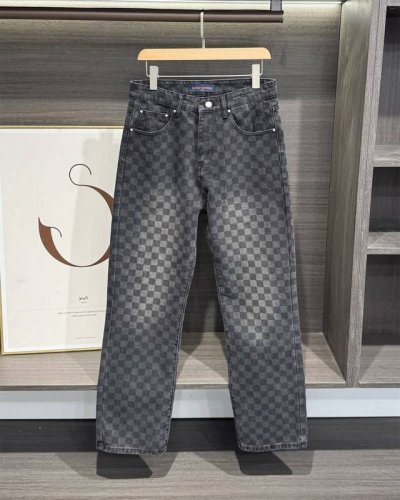 Louis Vuitton 路易 威登 25Ss 棋盘格水洗渐变牛仔裤 这款 Lv Trainer 黑色牛仔裤，面料超有讲究！用的是定织粗斜纹布丹宁牛仔布，通过