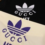 gucci古驰Adidasgucci联名系列纯棉短袖 adidas和Gucci大胆探索联名系列 织带和Gg字母交织图案巧妙搭配三条纹和三叶草徽标 采用260G纯
