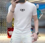 巴黎世家 这个夏天，让肌肤感受极致的温柔与舒适！ 全新男士夏季圆领蚕丝棉短袖T恤，现已优雅登场！ 精选优质蚕丝棉，柔软透气，轻盈贴合，让你在炎炎夏日也能保持清爽